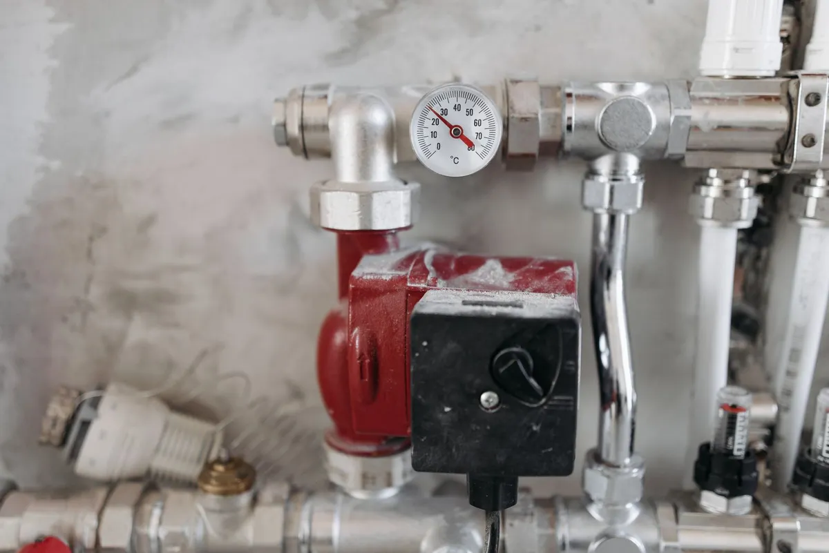 Heating manifold fitted with a pressure gauge, pump and valves